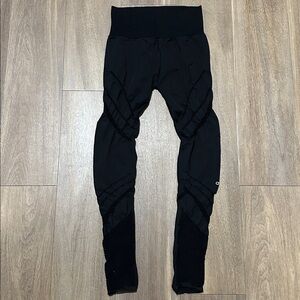 ALO Yoga Textured Black Leggings